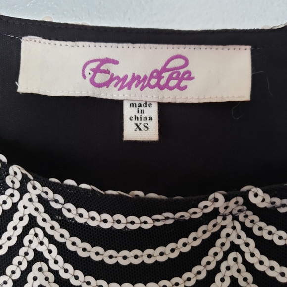 Emmelee Sequin Scalloped Hem Shirt Size XS Black Lightweight Ivory Accent - Picture 3 of 9